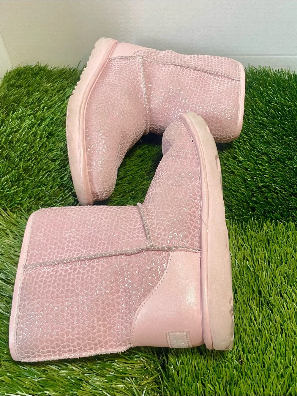 UGG Kids Classic II Gel Hearts Pink Boots Size 5 Girls 1143730K